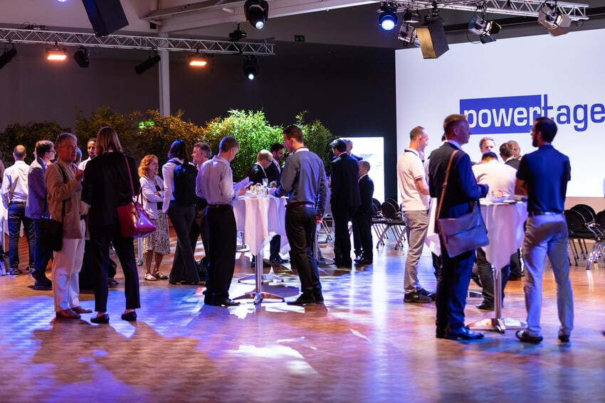 Zahlreiche Besucher beim Networking-Austausch in der Messehalle der Powertage.